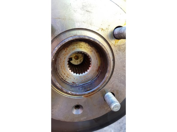 Tapez au marteau sur l'axe du cardan pour le déloger de son logement..