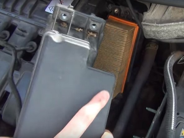 Enlevez le couvercle de la boite à air complètement et mettez la de coté