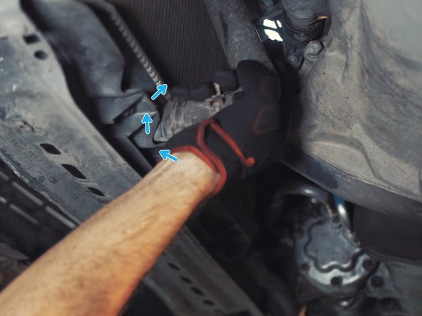 Astuce pour débloquer une durite collée au raccord: tourner la durite sur elle même avant de tirer dessus