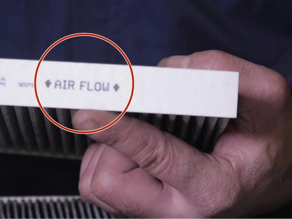 Veiller à bien respecter le sens de circulation de l'air avant la repose du filtre