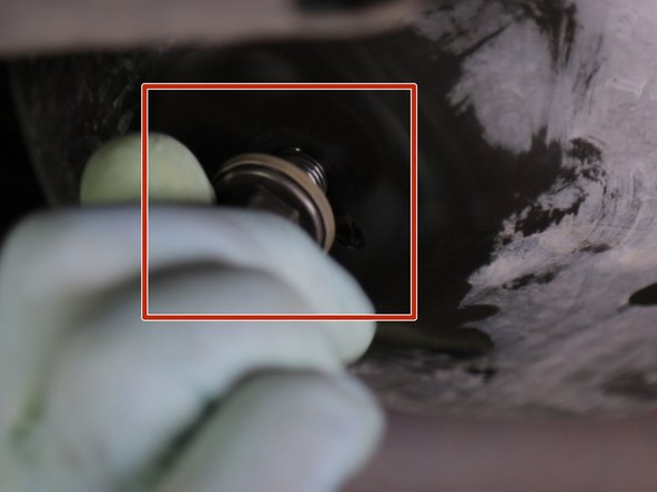 Replacer puis revisser le bouchon de vidange à la main