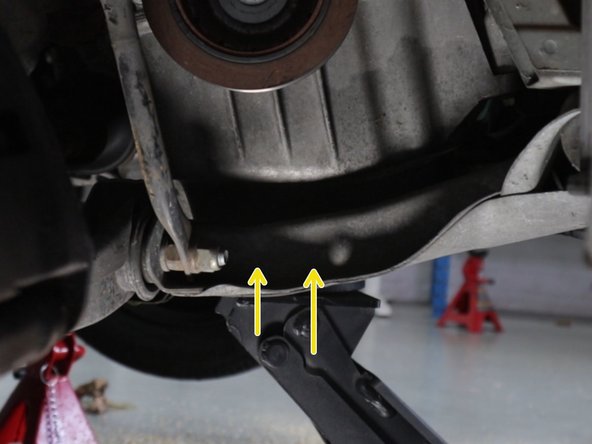 Relever doucement le moteur à l'aide du cric