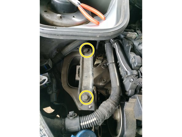 retirer la patte au-dessus du support moteur après avoir dévissé ses 2 vis de fixation, clé de 13mm