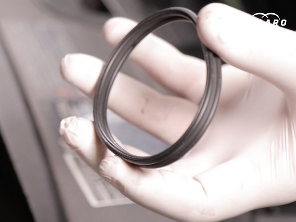 Insérer le nouveau joint autour du couvercle du boitier