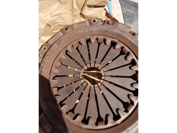 Dévisser les 6 vis du mécanisme.