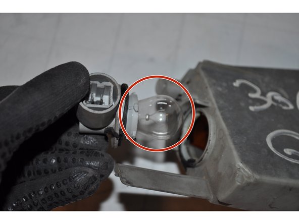 Faire tourner le porte lampe d'un quart de tour pour le déposer