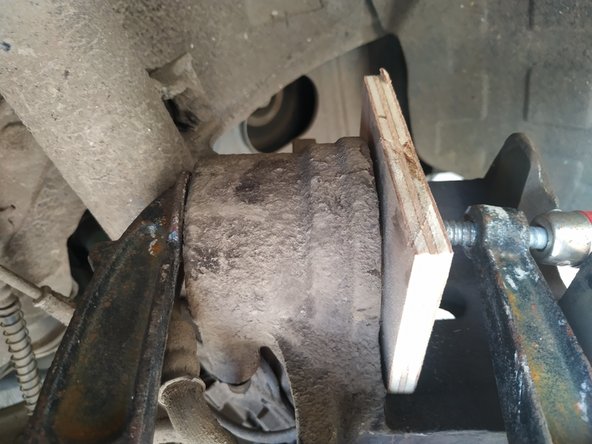 A laide d'un repousse piston ou d'un serre joint repoussez le piston de frein