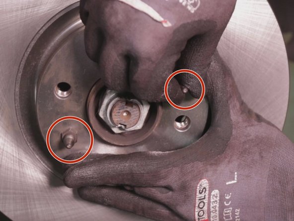 Rapprocher les 2 vis du disque à la main