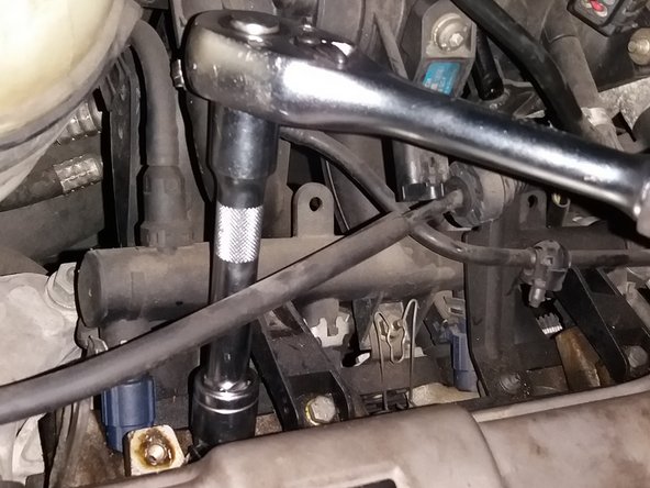 Déposer la bougie à laide du gros cliquet, du cardan et de la douille à bougie de 16