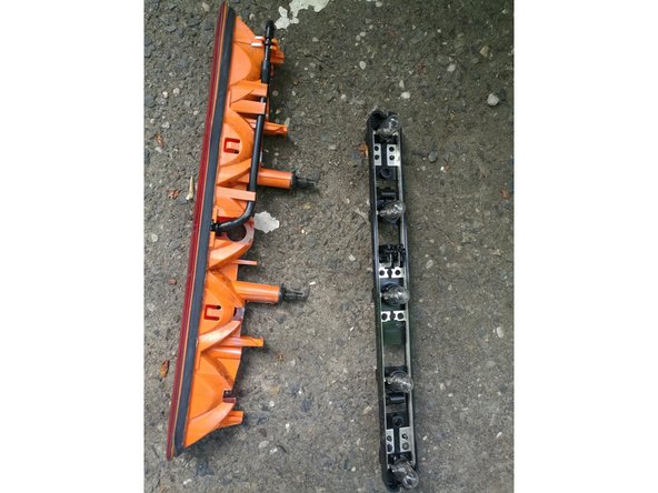 A présent vous pouvez changer les ampoules et procéder au remontage en suivant les étapes inverses .