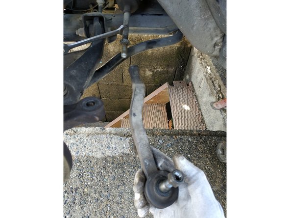 et dévisser la rotule extérieure en prenant soin de compter le nombre de tours (17 tours et demi dans mon cas, ceci à titre purement informatif)