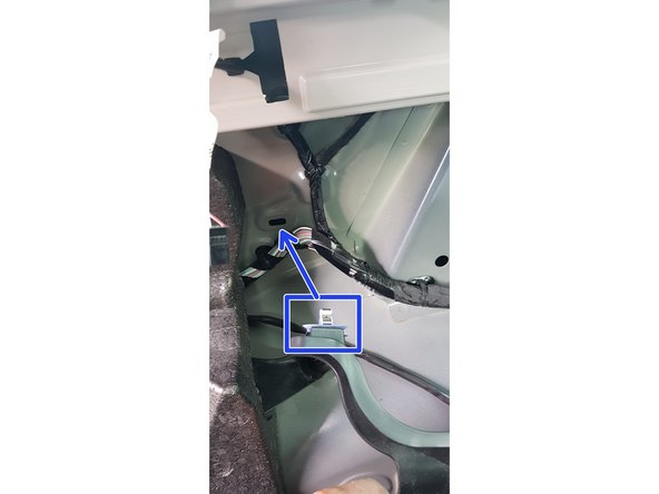 Dépose du support du porte gobelet. Il se fera à l'aide d'un douille de 10 ou 11 ( A confirmer désolé!!)