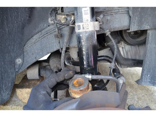 Pour sortir l'amortisseur il faut exercer une force verticale du haut vers le bas sur la fusée.