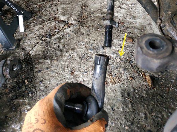 Immobiliser la rotule intérieure à l'aide d'une clé de 13mm si besoin.