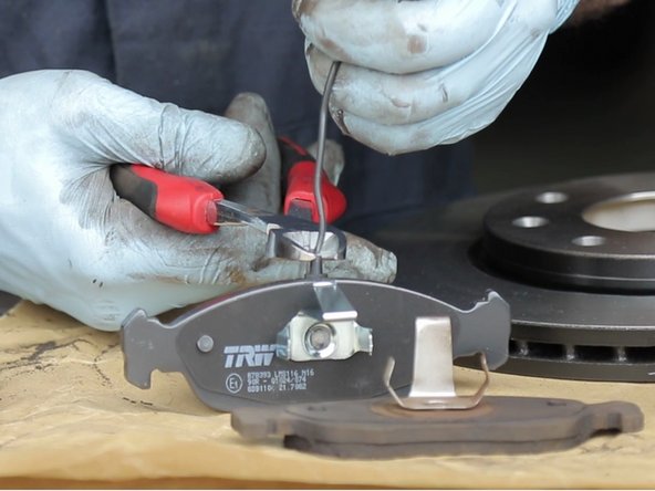 Si les nouvelles plaquettes sont équipées d'un capteur d'usure, contrairement à celle d'origine, vous pouvez couper le fil du capteur