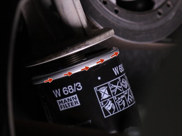 Revisser à la main le filtre à huile sur son support,