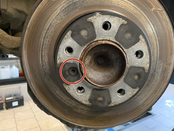 A l'aide du cliquet et de l'embout BTR 6 dévissé la vis qui maintient le disque en place