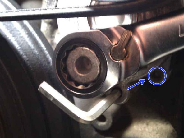 Positionner la clé de 17 à 12 pans, et garder la Tige de blocage à porter de main.