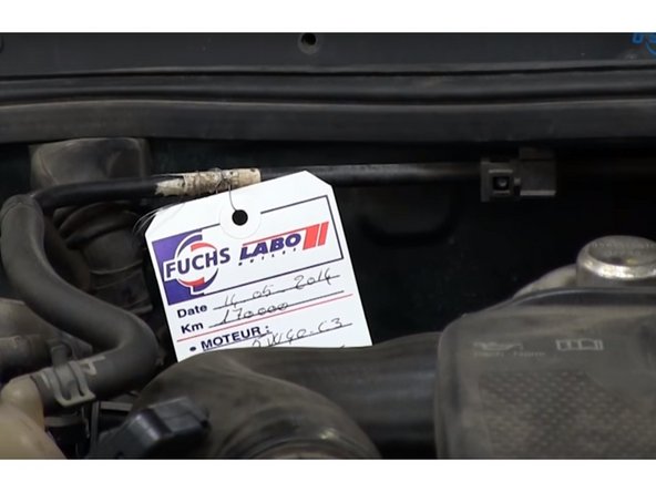 Réinstaller la plaque de protection du carter en relevant le vehicule