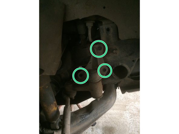 dévissez les 3 écrous avec une clef de 15