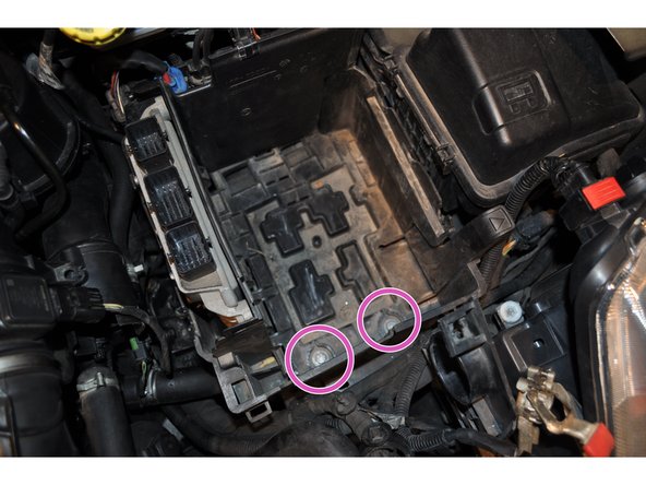 Utiliser une clé de 10 mm pour les deux vis de fixation au fond du boitier.