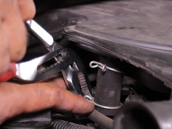 Redescendez le collier du manchon à l'aide d'une pince multiprise