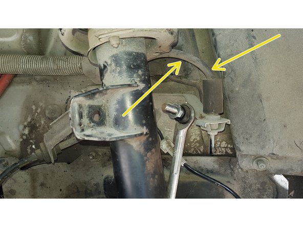 Tapez doucement sur le dessus de la fusée avec le marteau.