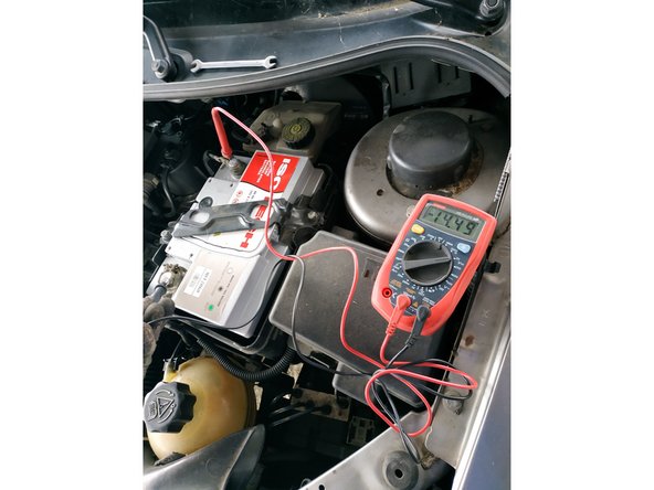 démarrer la voiture et contrôler le bon fonctionnement de l'alternateur à l'aide d'un multimètre (réglage courant continu 20V : on cherche une valeur autour de 14 volts moteur tournant)