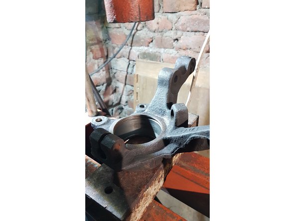 Aprés avoir vérifié les cotes du nouveau roulement, mettre en place le roulement sur le pivot avec la presse.