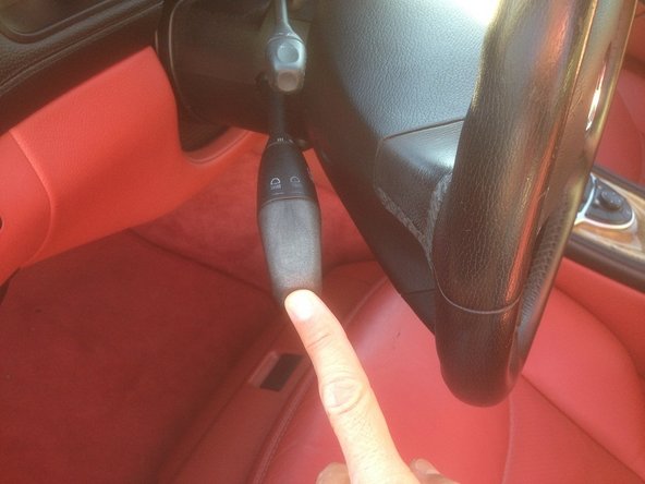 Appuyez sur le commodo à gauche du volant pour lancer les essuie-glaces.