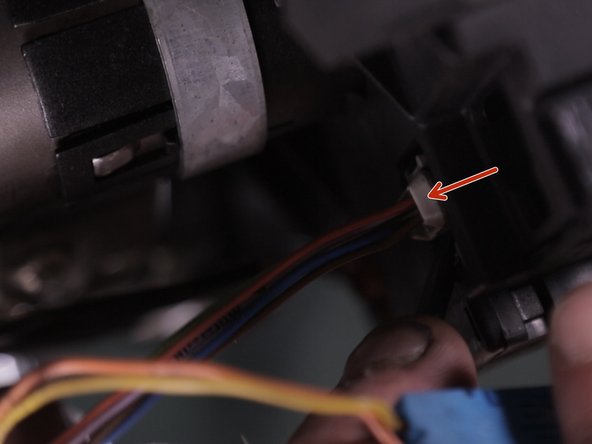 A l'aide d'un tournevis plat, appuyer sur la languette de verrouillage pour libérer le connecteur