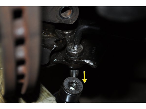 A l'aide d'une clé Torx T40 et une clé de 16 mm.