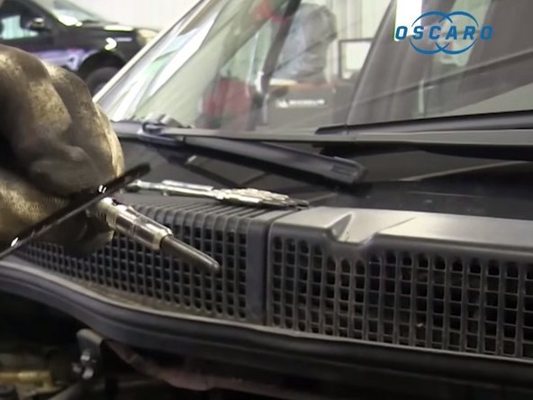 Lubrifier le pas de vis des bougies avec l'huile de la jauge