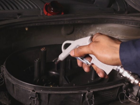 Effectuer un coup de soufflette dans la boite à air afin de nettoyer toutes les impuretés présentes dans la boite à air