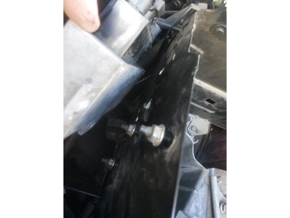 Retirer les 2 écrous qui retiennent le boitier de préchauffage en aluminium sur le coté gauche du carénage batterie.