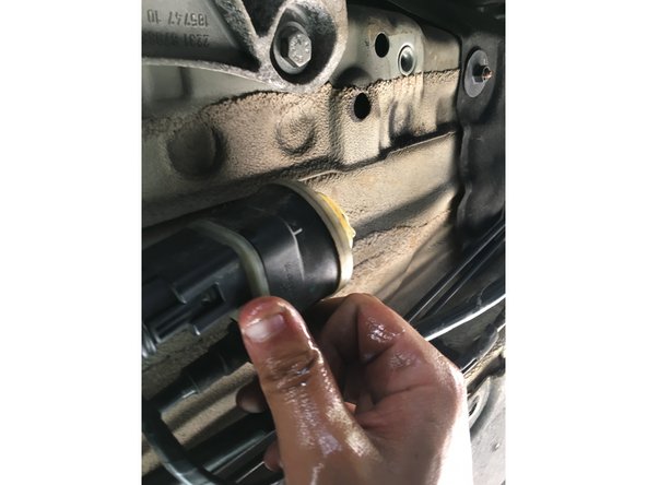 Remonter la cosse pour ne pas laisser couler le gazole.