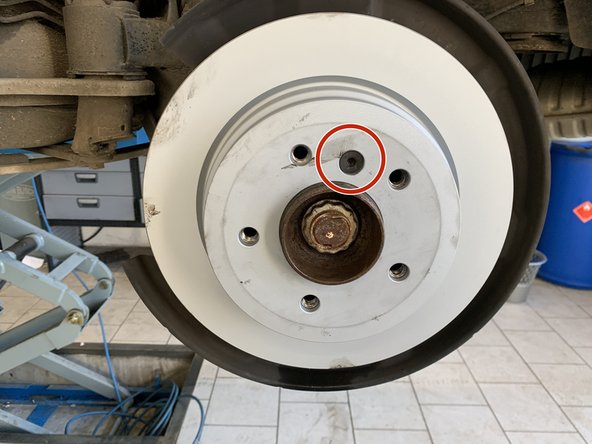 Visser la vis de BTR de 7 qui maintienne le disque en place