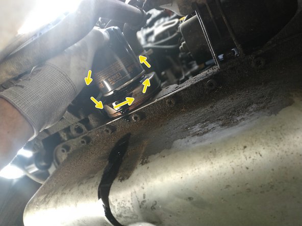 placer le bac de récupération sous le filtre et finir de dévisser à la main