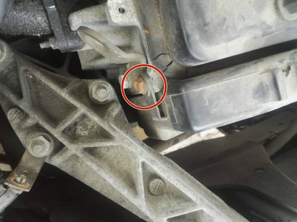 Dévisser les 2 vis de fixations du carter de distribution