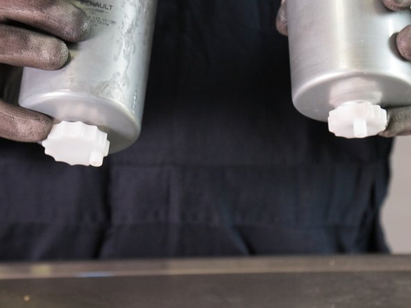 Comparer les dimensions entre l'ancien et le nouveau filtre à carburant( présence des 3 durites et du bouchon sous le filtre)