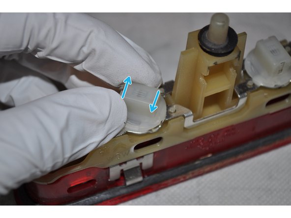 Insérer le porte-lampe dans le bloc du feu et le verrouiller par un quart de tour