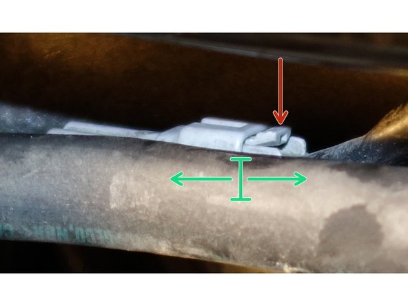 Tout en appuyant sur la languette fléchée en rouge. Séparer le connecteur en tirant dans le sens des flèches vertes.