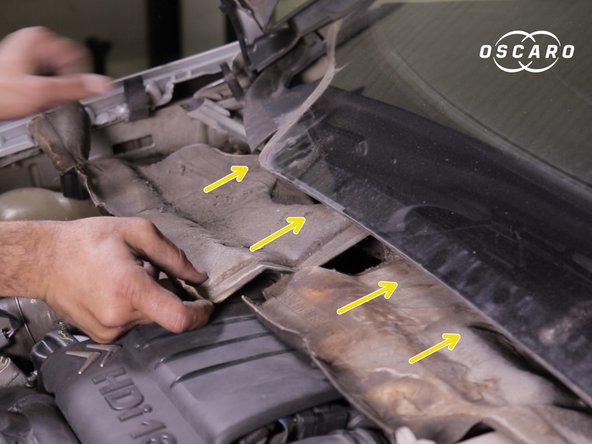 Replacer les deux isolants sous la baie de pare -brise