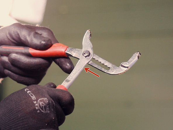 Coincez le tambour dans un étaux si vous en possédez un