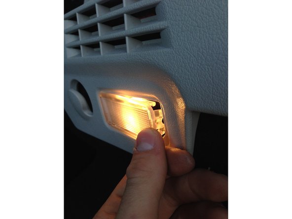 Pour reclipsser le module, passez le côté gauche en premier puis appuyer sur le côté droit assez fortement pour qu'il se reclipsse dans le compartiment.