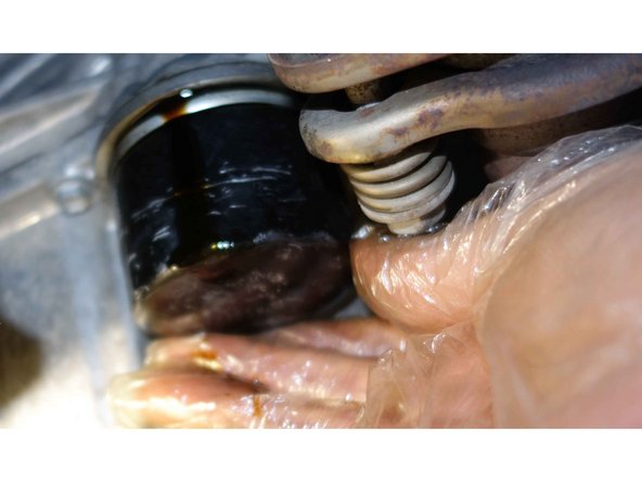 De l'huile va encore s'écouler du bloc moteur et du filtre à huile.