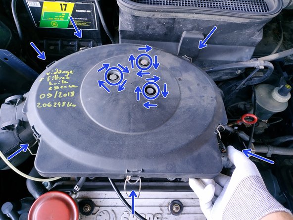 fixer le couvercle en vissant les 3 vis (clé de 13mm) et en clipsant les 6 agrafes