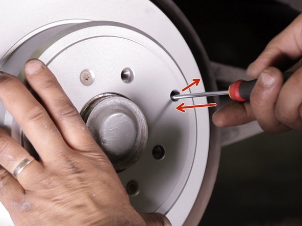 Régler les mâchoires en faisant tourné le boulon avec un tournevis plat à travers un le trou prévu pour