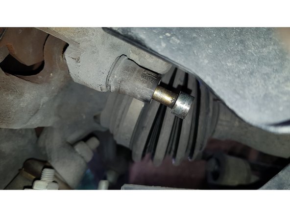 Les 2 vis qui maintiennent l'étrier ne font pas la même longueur donc pensez à repérer leur position.