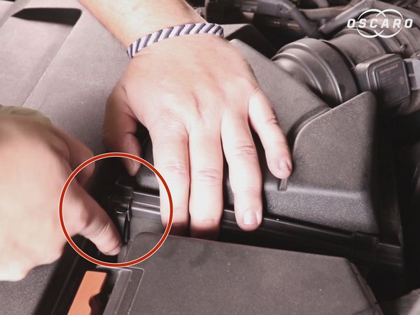 Clipsez les deux attaches de la boite à air